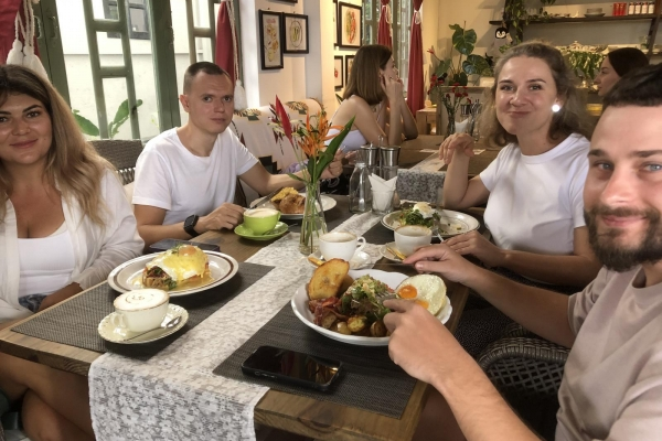 Seher gutes Essen, probiert die veganen Burger und die Pizzas! Es gibt leckere Kuchen. Freundliche Bedienung, konnte Englisch und war sehr bemüht. Gemütliches Ambiente.