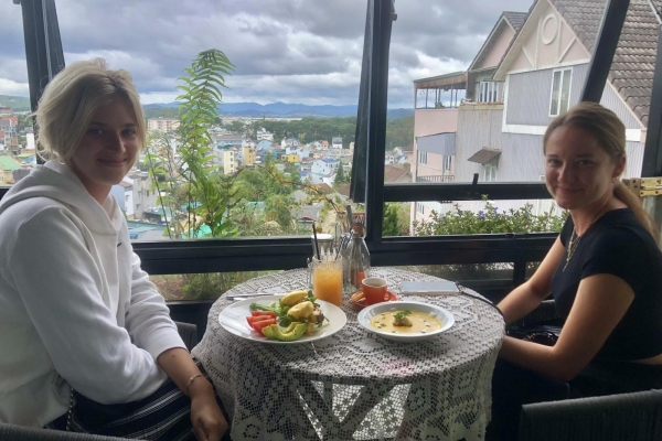 Parfait pour bruncher sur les hauteurs de la ville. Les eggs benedict étaient incroyables et le carrot cake tout juste sorti du four pour nous était un régal. Il n'a pas fait long feu dans nos assiettes 😅